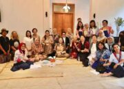 Ketua Harian Dekranas, Tri Tito Karnavian dalam Workshop “Brushed Batik”, di Cikini82, Jakarta