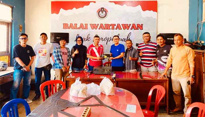 Zeki Oktariza Serahkan 1 Set Sound Sistem ke Balai Wartawan Luak 50