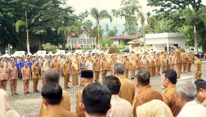 Pemkab Solok Selatan Bertekad Jadikan UMKM Sebagai Motor Penggerak Ekonomi Daerah 1 Apel Gabungan ASN di Halaman Kantor Bupati Solok Selatan