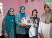 Ibu Hamil dan Ibu Menyusui Terima Bantuan, Camat Pauh Duo: Terima Kasih TP PKK Solok Selatan