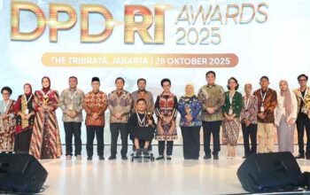 DPD RI Angkat Kiprah Pahlawan Daerah ke Panggung Nasional 4 Penyerahan penghargaan DPD Awards 2025