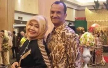 Cerita Pilu Wartawan Indra Sakti Nauli: Bobroknya Pelayanan Kesehatan, Nyawa Tak Tertolong Karena Birokrasi, Petugas Tanpa Empati 6 Wartawan senior Indra Sakti Naul bersama istri