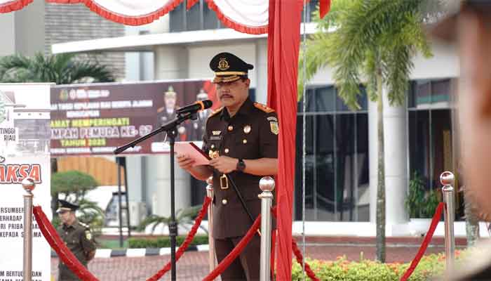 Peringati Sumpah Pemuda ke-97, Kajati Kepri Ajak Generasi Muda Adhyaksa Wujudkan Kejaksaan Berintegritas 1 Kajati Kepri, J. Devy Sudarso menjadi Inspektur Upacara Peringatan Hari Sumpah Pemuda ke-97 Tahun 2025 di lapangan Kantor Kejati