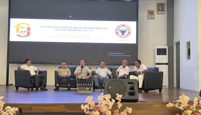 Dana TKD Berkurang, Pemko bersama DPRD Padang Sesuaikan Struktur Anggaran dan Prioritas Pembangunan 1 Ketua DPRD Kota Padang, Muharlion, memberikan materi tentang keterbukaan informasi publik di Gedung Bagindo Aziz Chan Youth Center