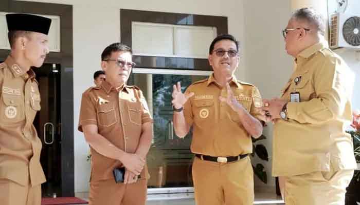 Bupati Solok Selatan, H. Khairunas berdialog dengan petinggi Pemkab usai Apel Gabungan ASN