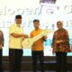 Gubernur Sumbar, Mahyeldi serahkan kunci rumah secara simbolis kepada masyarakat