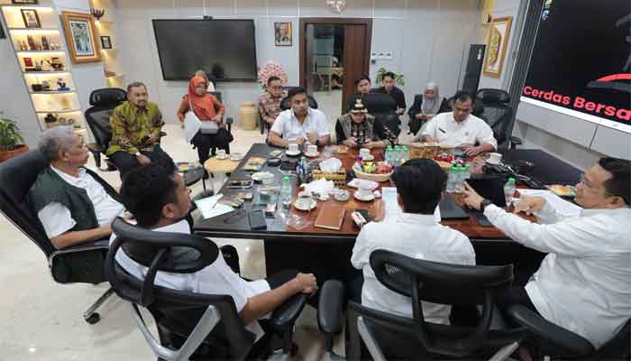 Wagub Sumbar, Vasko Ruseimy bersama Bupati Dharmasraya, Annisa Suci Ramadhani bertemu Wamensos Agus Jabo Priyono