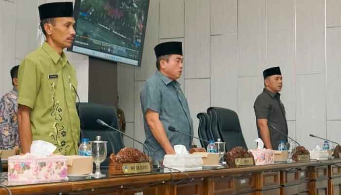 Dana Transfer Daerah Berkurang, APBD Solok Selatan Semakin Ramping 1 Wabup Yulian dalam Rapat Paripurna penyerahan Nota Pengantar RAPBD 2026 di Kantor DPRD Solok Selatan