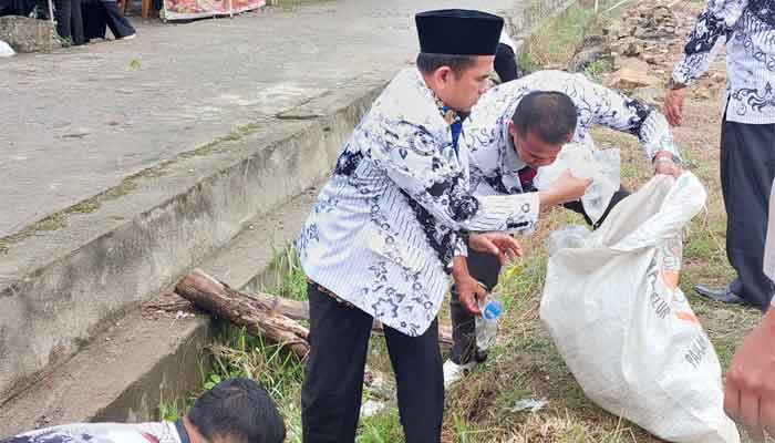 Wabup Solok Pimpin Aksi Bersih Sampah di Lapangan Sepak Bola Bukit Sundi