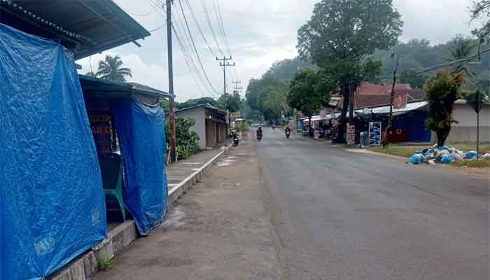 Bangunan liar yang berdiri di atas trotoar di Jalan Payakumbuh-Lintau