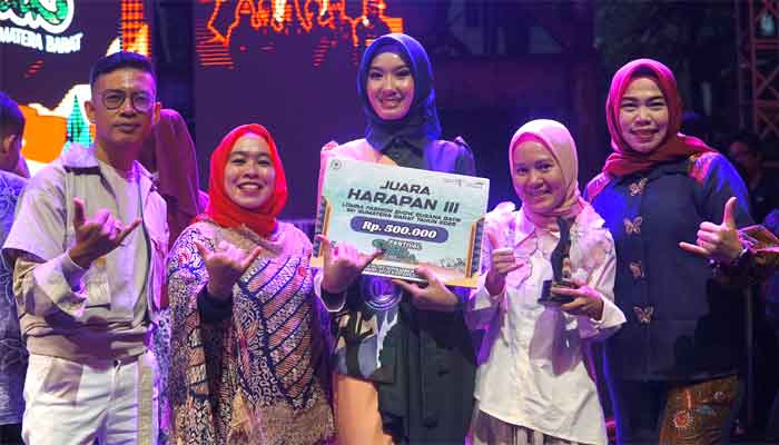 Batik Ceta Bacorak Sijunjung Raih Harapan III di Festival Batik Sumbar 1 Karya Batik Ceta Bacorak Sijunjung Raih Harapan III di Festival Batik Sumbar
