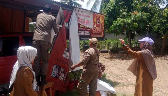 Tim Gabungan Pemkab Dharmasraya Bongkar Reklame yang Pajaknya Tidak Dibayar