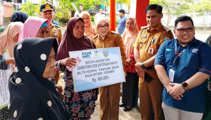 Bupati Way Kanan, Ayu Asalasiyah saat meninjau pembagian BLT Kesra 2025 di Kantor Pos Blambangan Umpu