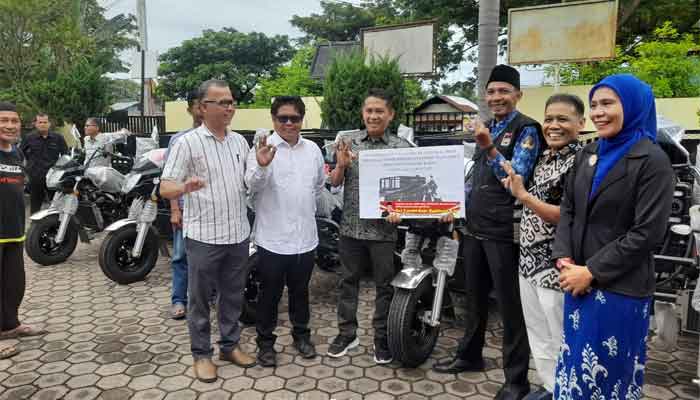 Evi Yandri Serahkan 10 Bentor untuk Penguatan Bank Sampah di Padang