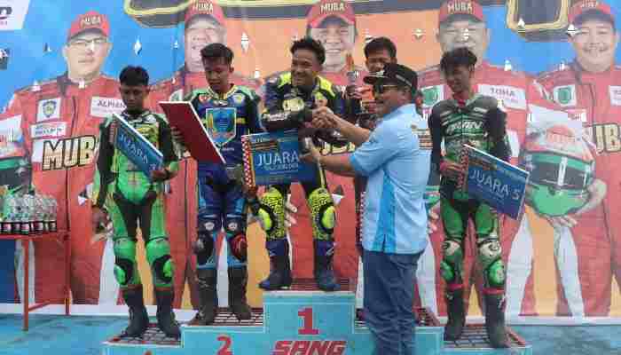 Penyerahan hadiah juara Race Skyland Prix 2025