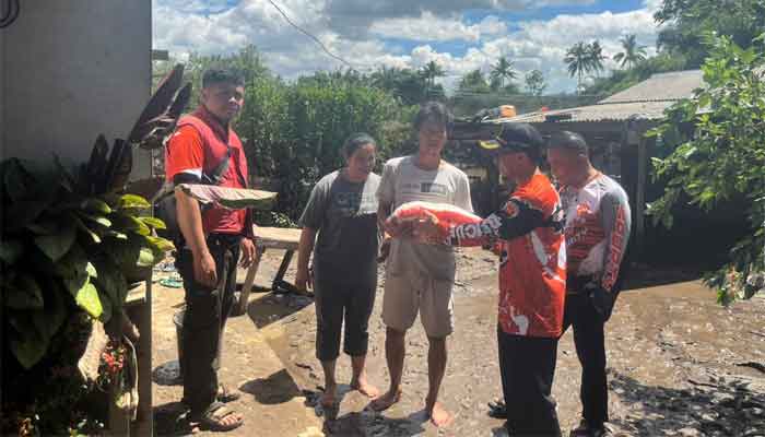 Irsyad Syafar Salurkan Bantuan Pangan untuk Warga Terdampak Banjir Batang Agam di Payakumbuh