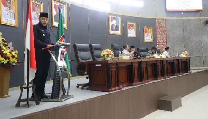 Wako Padang, Fadly Amran memberikan tanggapan atas pandangan umum Fraksi DPRD terhadap rancangan APBD tahun anggaran 2026
