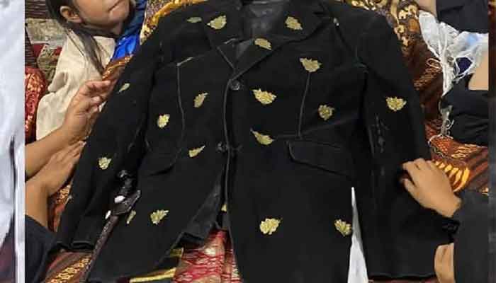 Jenazah Almarhum Deki Dipasang Pakaian Pengantin