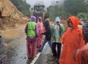 Gubernur Sumbar, Mahyeldi Ansharullah saat meninjau lokasi longsor dan tegaskan imbauan meniadakan pembelajaran tatap muka