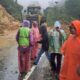 Gubernur Sumbar, Mahyeldi Ansharullah saat meninjau lokasi longsor dan tegaskan imbauan meniadakan pembelajaran tatap muka