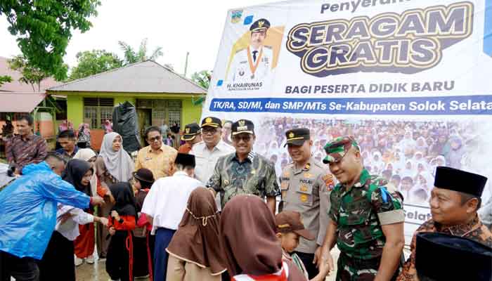 Murid Baru di Kecamatan Sangir Balai Janggo terima Seragam Sekolah Gratis dari Pemkab Solok Selatan