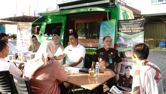 Kejati Kepri menggelar program Obrolan Menarik Jaksa Menjawab (Om Jak Menjawab) di seputaran jalan menuju Bandara Raja Haji Fisabilillah Tanjungpinang