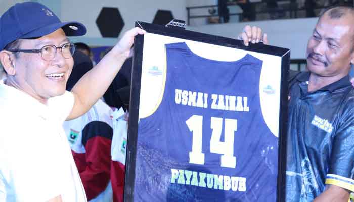 Wako Payakumbuh, Zulmaeta serahkan hadiah Wali Kota Cup I Basketball Competition 2025