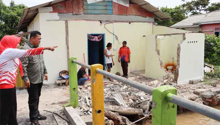 Tinjau 1 Rumah Roboh di Kampung Mentigi Laut Tanjung Uban, Sekda Bintan: Pemkab Akan Lakukan Tindakan Responsif!