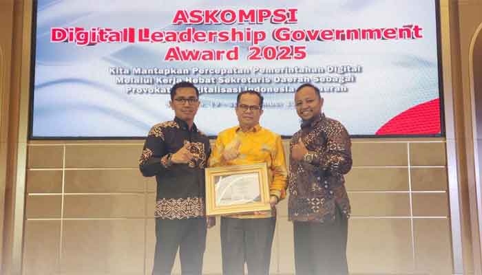 Sekda Kota Solok, Desmon terima Penghargaan Terbaik Nasional Vision Digital Award 2025