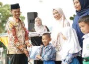 Wakil Bupati Solok Selatan Serahkan Pakaian Seragam Sekolah Gratis untuk Pelajar Sungai Pagu