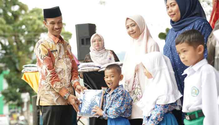 Wakil Bupati Solok Selatan Serahkan Pakaian Seragam Sekolah Gratis untuk Pelajar Sungai Pagu