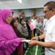 Wako Bukittinggi, Ramlan Nurmatias serahkan BLTS Kesra secara simbolis kepada KPM