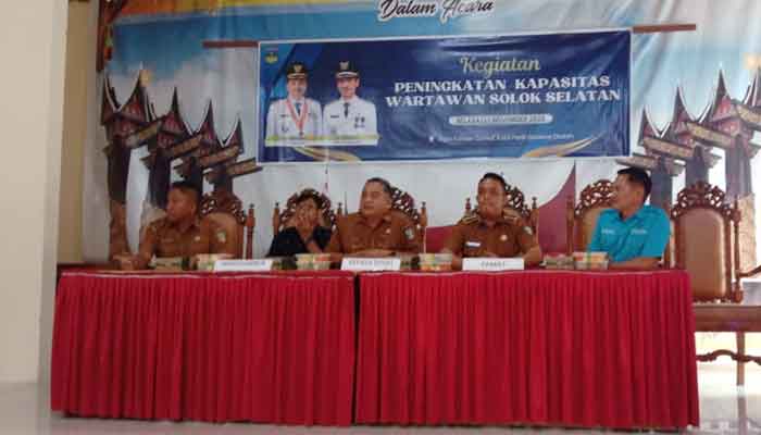 Diskominfo Solok Selatan, Irwanesa saat membuka kegiatan Peningkatan Kapasitas Wartawan se-Kabupaten Solok Selatan di aula pertemuan Kantor Camat Koto Parik Gadang Diateh