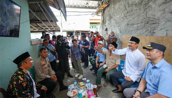 Menteri Sosial Saifullah Yusuf mengunjungi rumah duka keluarga Atim Suhara (42), petugas keamanan lingkungan RW 09, Kelurahan Cakung Barat, Kecamatan Cakung, Jakarta Timur