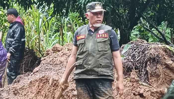 Gubernur Sumbar, Mahyeldi Ikut Bersihkan Material Longsor di Malalak
