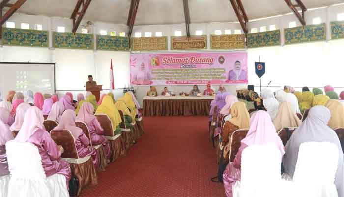 Wakil Walikota Solok, Suryadi Nurdal memberikan sambutan saat membuka pelatihan administrasi bagi segenap pengurus organisasi wanita se Kota Solok di Balairung 99