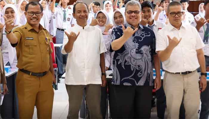 Ketua DPRD Sumbar, Muhidi saat pelatihan menulis siswa SMA se-Kota Padang di SMK 6 dalam rangka penguatan literasi