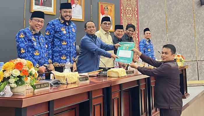 Penyampaian pendapat akhir Fraksi-fraksi DPRD Kota Padang tentang Ranperda BMD dan SOTK