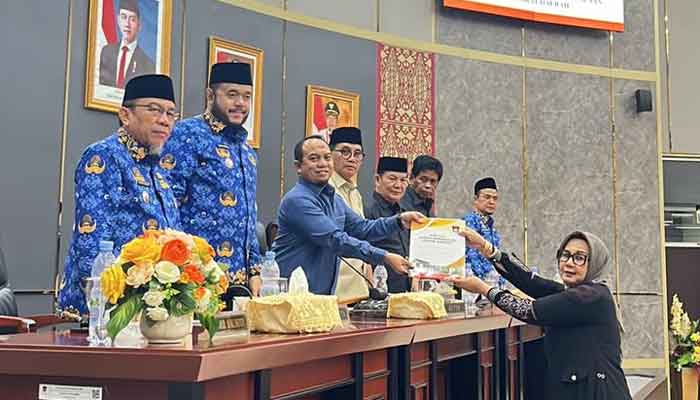 Penyampaian pendapat akhir Fraksi-fraksi DPRD Kota Padang tentang Ranperda BMD dan SOTK