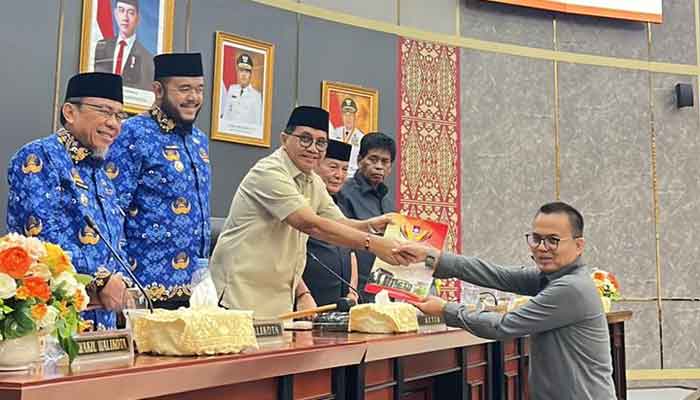 Penyampaian pendapat akhir Fraksi-fraksi DPRD Kota Padang tentang Ranperda BMD dan SOTK