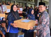 Wali Kota Zulmaeta serahkan hadiah lomba periringatan HUT ke-54 KORPRI di Kota Payakumbuh