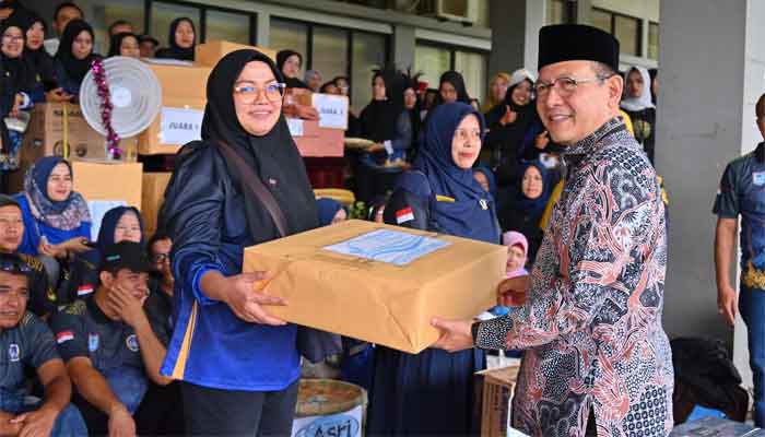 Meski Hujan, Peringatan HUT ke-54 KORPRI di Kota Payakumbuh Tetap Meriah 1 Wali Kota Zulmaeta serahkan hadiah lomba periringatan HUT ke-54 KORPRI di Kota Payakumbuh