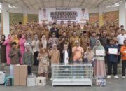 Bupati Solok Selatan, Khairunas saat menyerahkan bantuan peralatan UMKM di Padang Aro