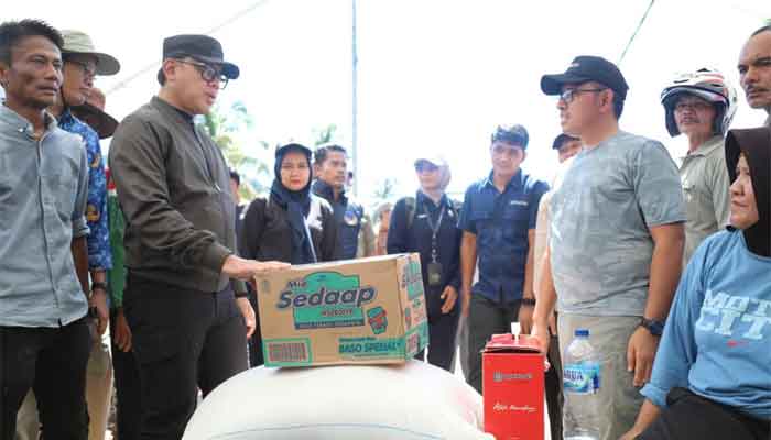 Wamendagri Bima Arya Bawa Bantuan Logistik dan Kerahkan Dukcapil di Padang Pariaman
