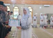 Anggota DPRD Payakumbuh, Boy Sandi saat memberikan penghargaan