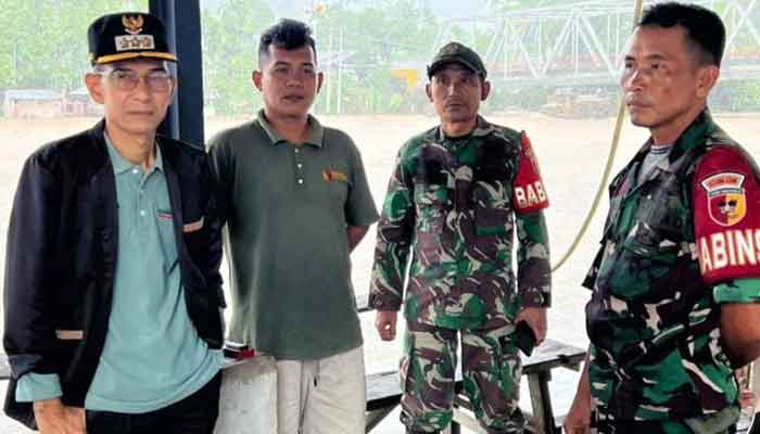 Camat Pangkalan Koto Baru, Depi Peringki (kiri), saat meninjau banjir