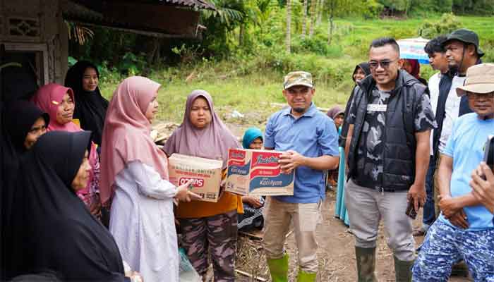 Wabup Candra dan GOW Kabupaten Solok Salurkan Bantuan kepada Masyarakat Jorong Muaro Busuak, Nagari Koto Hilalang, Kecamatan Kubung