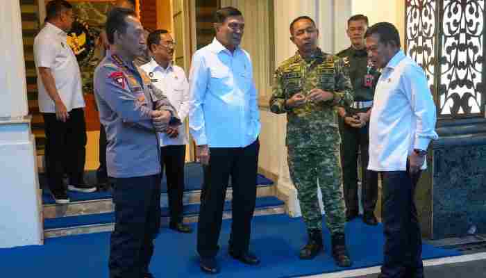 Menko Polkam Jenderal TNI (Purn) Djamari Chaniago, menggelar rapat koordinasi dengan Kapolri Jenderal Listyo Sigit Prabowo, Panglima TNI Jenderal Agus Subiyanto, dan Kepala BIN Jenderal TNI (Purn) Muhammad Herindra, guna membahas tindak lanjut arahan Presiden Prabowo Subianto terkait penanganan bencana alam di Sumatera