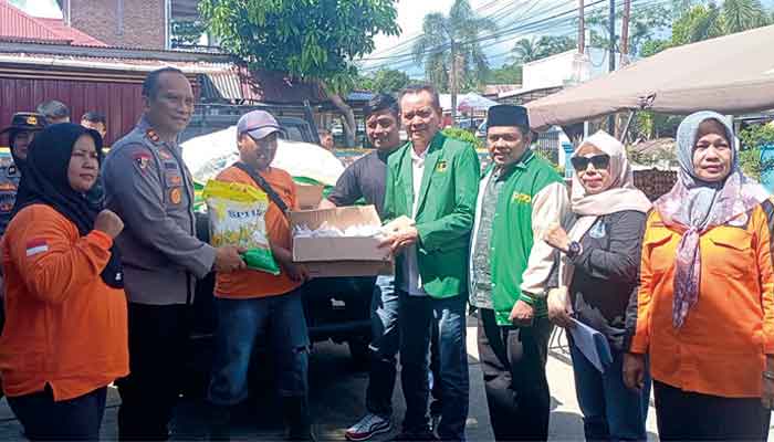 Anggota DPRD Kota Padang dari PPP, Indra Guswadi serahkan bantuan kepada masyarakat Kampuang Tanjuang Kecamatan Kuranji