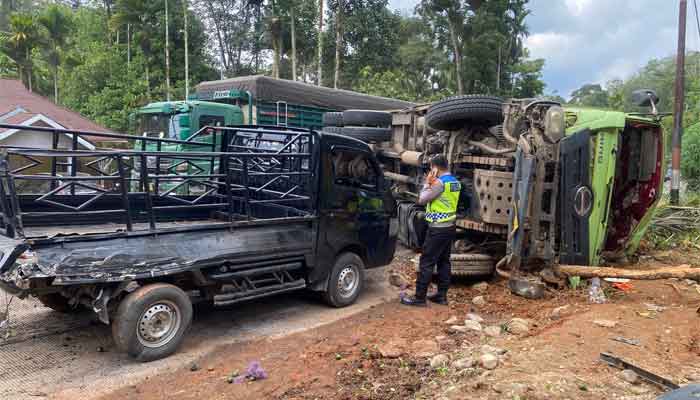 Kecelakaan Lalu Lintas Dump Truk dengan Mobil Pikap di Timbulun Sijunjung, Kerusakan Kendaraan Cukup Parah 1 Kecelakaan Lalu Lintas Dump Truk dengan Mobil Pikap di Jorong Sibisir, Nagari Timbulun, Kabupaten Sijunjung